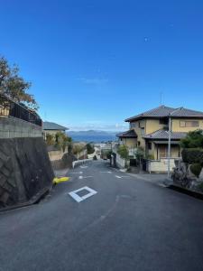 an empty parking lot in front of a house at 三米-鶴舞琵琶湖-biwako in Otsu