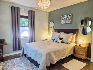 a bedroom with a bed and a window at Garden Clara in Yuba City +27 photos