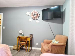 a room with a table and a chair and a desk at Garden Clara in Yuba City