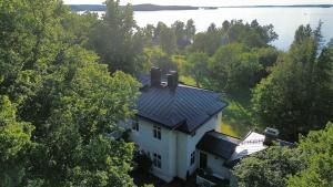 Luftaufnahme eines Hauses in den Bäumen in der Unterkunft Vitsand 