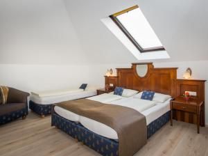 a bedroom with two beds and a skylight at Hotel Bayrischer Hof in Wels +63 photos