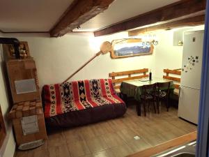 a living room with a couch and a table with a tableablish at Casa Vintage 27 in Râşnov