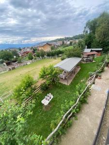 an overhead view of a garden with a picnic table at Albergo Garni Villa Lory in Baselga di Pinè