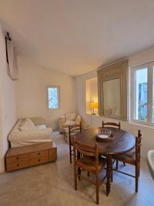 a living room with a table and a couch at Lavande in Beaumont-de-Pertuis