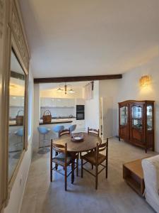 a living room with a table and a kitchen at Lavande in Beaumont-de-Pertuis