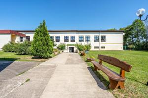 a park bench in front of a building at Pension Clara in Klipphausen