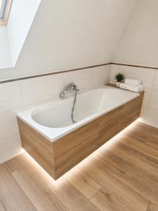 a bathroom with a bath tub in a room at Oko na Mogielice in Słopnice +6 photos