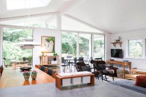 a living room with a lot of windows at 13373-Asnaes-Radyrvej-24 in Asnæs