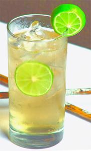 a glass of lime margarita with a lime slice at Centro Campestre Qawisqa in Cieneguilla