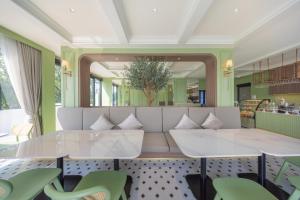 a dining room with a table and chairs at Olivia Boutique Thailand in Ban Bang Kraba