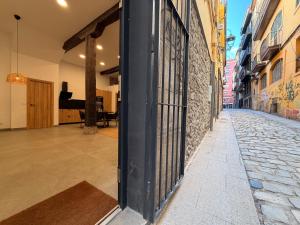 an empty alley with a black door on a building at Apartamento Calle Limón in Santander