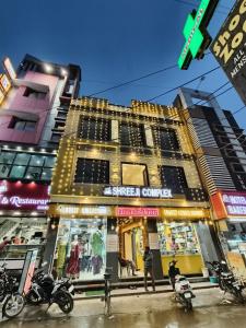a building on a street corner with a green traffic light at Hotel Shreeji Palace in Ābu Road