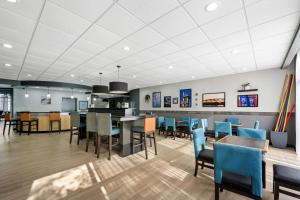 a dining room with a table and chairs at Comfort Suites New Bern near Cherry Point in New Bern