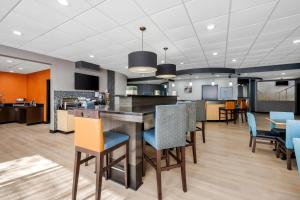 an office lobby with a bar and chairs at Comfort Suites New Bern near Cherry Point in New Bern