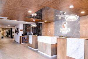 a lobby of a conference room with a counter at Comfort Inn Hermosillo Aeropuerto in Hermosillo