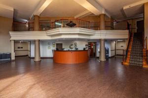 une pièce vide donnant sur un grand hall avec un escalier dans l'établissement Comfort Suites Morrow- Atlanta South, à Morrow