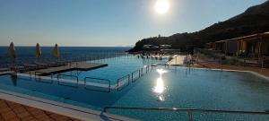 สระว่ายน้ำที่อยู่ใกล้ ๆ หรือใน Hotel L'Ariana ISOLE EOLIE - UNA Esperienze