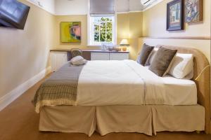 a bedroom with a large bed in a room at Darlo Bar Darlinghurst in Sydney +10 photos