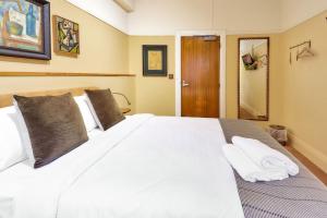 a bedroom with a large white bed in a room at Darlo Bar Darlinghurst in Sydney