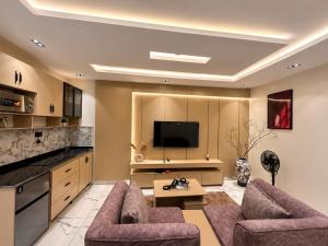 ein Wohnzimmer mit zwei Sofas und einem Flachbildfernseher in der Unterkunft Futuretrendhomes in Jahi