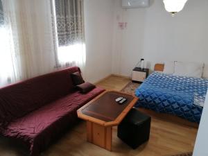 a living room with a couch and a bed at Shumata Guest House in Natsovtsi