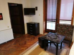 a living room with a coffee table and a television at Shumata Guest House in Natsovtsi