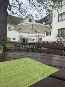 a green mat on a bench with an umbrella at Zimmer Mosella in Enkirch