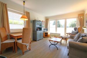 a living room with a couch and a table at Sommer Munkmarsch in Munkmarsch
