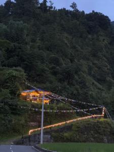 eine Straße mit vielen Lichtern auf einem Hügel in der Unterkunft Hideaway Cottage in Pokhara