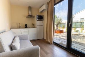 a living room with a couch and a kitchen at La Casa Contenedor Loft in Zaragoza