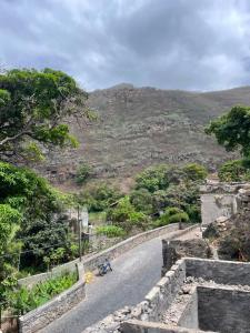 a winding road with a mountain in the background at Refúgio NO Stress in Paul