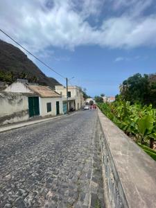 a cobblestone street in a village with buildings at Refúgio NO Stress in Paul