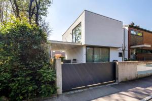 a modern house with a black fence at Studio-Wohnung Lichtblick in Gersthofen