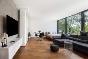a living room with a couch and a tv at Studio-Wohnung Lichtblick in Gersthofen