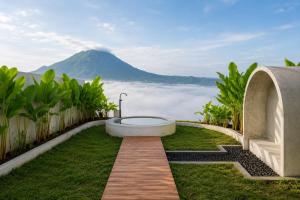a garden with a view of a mountain at Pinggan Tavora in Gretek