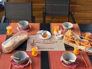a table with a sign that says i take the cheetos at Les gîtes du Chemin Le Compostelle in Paray-le-Monial