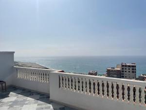 a balcony with a view of the ocean at Appartement proche mer 