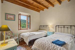 a bedroom with two beds and a window at Casa Del Tesoro in Triongo