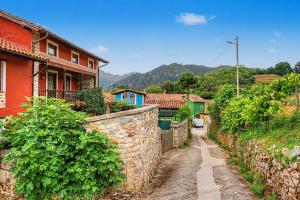 a village with houses and a stone wall at Casa Del Tesoro in Triongo