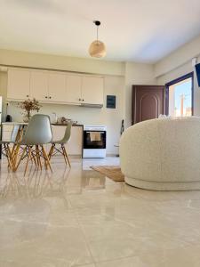 ein Wohnzimmer mit Sofa und Tisch in der Unterkunft Casa NiMa in Metókhion Apisianá