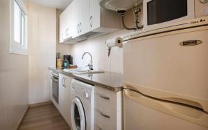a kitchen with a washing machine and a sink at Miquel 2 – Apartamento con Parking, Wifi y A/C in Tossa de Mar