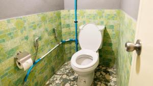 ein Badezimmer mit Toilette und Toilettenpapierspender in der Unterkunft โรงแรมคุ้มเดช - KoomDech Hotel in Sattahip
