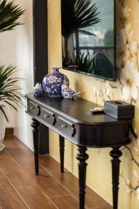a black table with a blue and white vase on top at PG indochine Mộc Châu in Sơn La