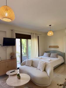 ein Schlafzimmer mit einem großen Bett und einer Couch in der Unterkunft Casa NiMa in Metókhion Apisianá