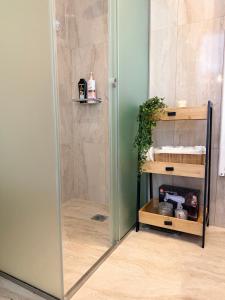 eine Dusche mit Glastür im Badezimmer in der Unterkunft Casa NiMa in Metókhion Apisianá + 8 Fotos
