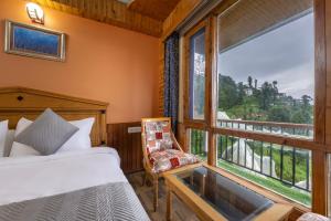 a bedroom with a bed and a window at Splendid Retreat Hotels Kufri in Kūfrī