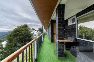 a balcony of a house with green grass at Splendid Retreat Hotels Kufri in Kūfrī