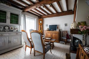 a living room with two chairs and a table at Chambres d'hôtes à Bavent in Bavent