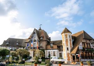 an image of a large house at Chambres d'hôtes à Bavent in Bavent