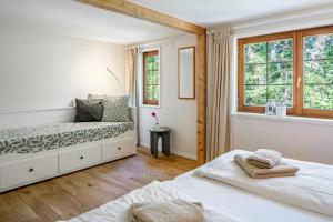 a bedroom with a bed and a window at Fuchs und Has' Feldberg in Feldberg
